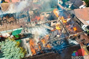 Požar u Ustaničkoj ulici, vatra progutala stolarsku radionicu i pomoćne objekte, zahvaćen i deo porodične kuće
