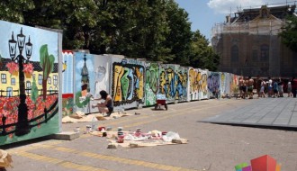 Subotičani oslikavali ogradu oko gradilišta Narodnog pozorišta