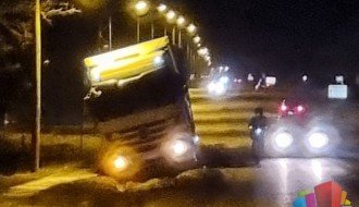 Neobeleženo suženje na glavnom putu u Malom Bajmoku, kamioni i automobili završavaju u jarku