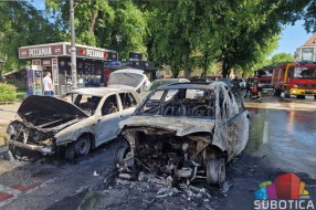 Plamen progutao Mercedes u Đure Đakovića, oštećena još tri vozila