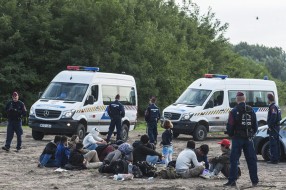 Izbeglice presekle ogradu na granici, šesnaestoro privedeno