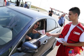 Saobraćajna policija i Crveni krst kroz akciju apelovali na vozače da poštuju ograničenja brzine
