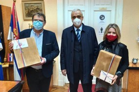 Gradonačelnik Bakić uručio poklone predsednika Vučića za predstavnike hrvatske manjine u Srbiji povodom Božića
