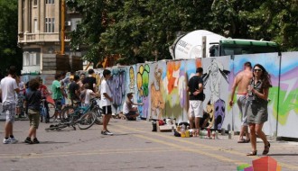 Novinarki oteo mobilni dok ga je slikala kako uništava umetničko delo