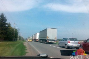 Granice zatvorene, na Kelebiji kolona 7km, probijena ograda na Horgošu 2