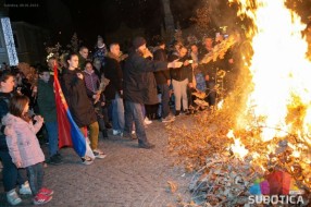 Na Trgu upriličeno loženje badnjaka, vernici potom prisustvovali ponoćnoj liturgiji