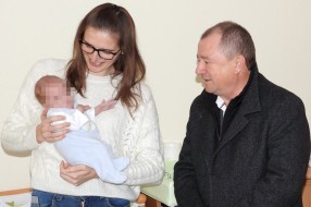 Predsednik Skupštine grada posetio trojke porodice Mačković