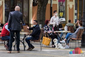 Kafići ponovo rade, ugostitelji primenjuju sve propisane mere