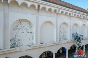 Počelo oslikavanje "Beograđanke" - novi mural na Korzou u znaku susreta i prepoznatljivih simbola Subotice