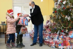MZ "Makova sedmica" novogodišnjim paketićima obradovala preko 250 mališana