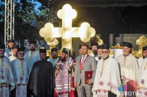 Osveštani i podignuti krstovi na Svetotrojični hram u Novom Žedniku
