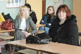 U školu s vojnicima u civilu i policajcem