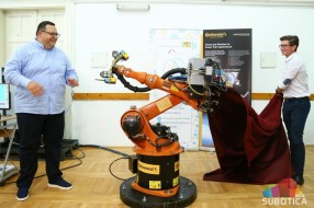 Kompanija Kontinental donirala robotsku ruku Tehničkoj školi "Ivan Sarić"