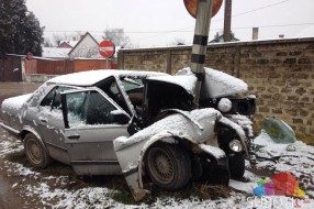 Saobraćajna nezgoda - automobilom se zabio u stub