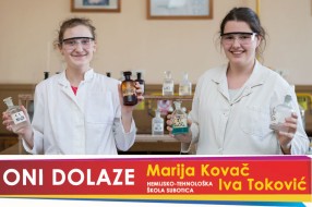 Oni dolaze: Marija Kovač i Iva Toković, učenice Hemijsko-tehnološke škole