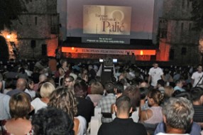 U slučaju kiše filmovi se prikazuju na Otvorenom univerzitetu, u bioskopu Eurocinema