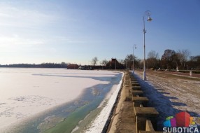 U toku "provetravanje" jezera, led i dalje nebezbedan za klizanje