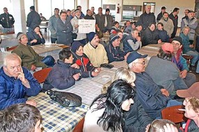 Štrajkači sa porodicama pred Gradskom kućom