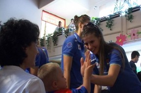 Odbojkašice Srbije posetile decu Kolevke