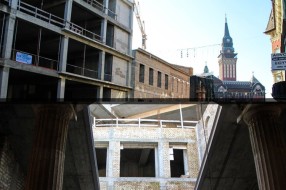 Opasne noćne igrarije po zgradi Pozorišta