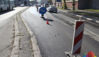 Asfaltirana traka za levo na raskrsnici kod Nove opštine iz pravca Palića