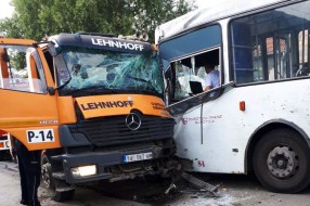 Težak udes kamiona i autobusa u Bajnatskoj ulici