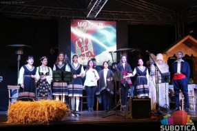 Badnji dan obeležen uz pesmu i loženje badnjaka