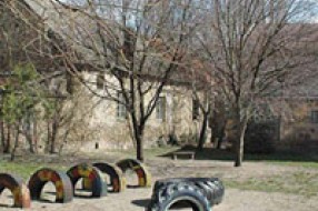 Stara kuća u dvorištu vrtića ugrožava decu