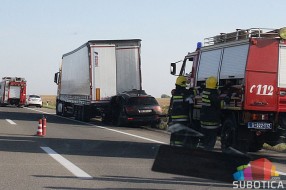 Automobil podleteo pod prikolicu kamiona, troje poginulih, dete stabilno
