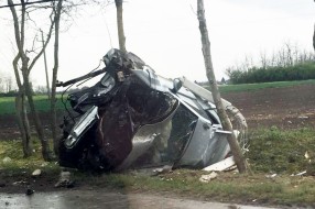Jurio autom, udario u stub i prevrtao se - vozač sa teškim povredama prebačen u bolnicu