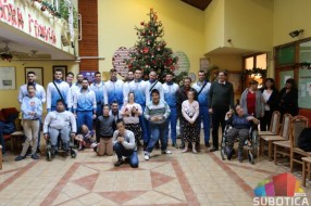 Odbojkaši Spartaka obradovali decu "Kolevke"