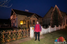 Kuću u Tavankutu krasi 20.000 svećica