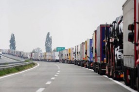 "Teretnjaci" na Horgošu u koloni dugoj oko 4 kilometra