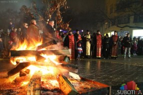 Održano paljenje badnjaka na Trgu, guslarsko veče i bogosluženje