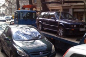 Foto Vest: 2 Pauka odnose parkirana vozila