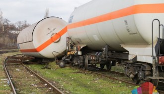 U popodnevnim časovima vraćanje vagona na šine, u pripremi evakuacija okoline