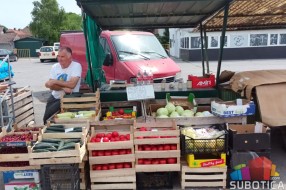 Kiša skratila sezonu omiljenog voća - na pijacama sve manje jagoda i trešanja
