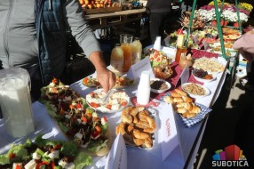 "Gastro jutro na buvljaku" - posetioci uživali u specijalitetima lokalnih proizvođača