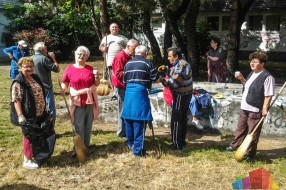 Korisnici Gerontološkog kluba "Kertvaroš" uređivali okolinu