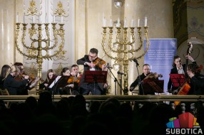 U Sinagogi održan kulturni program posvećen žrtvama Holokausta, nastupili profesori i đaci Muzičke škole