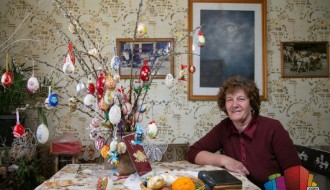 Uskrs po gregorijanskom kalendaru - familija se okuplja oko svečane trpeze, najmlađi čekaju zeca