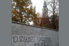 Grafiti na zidu Srpske pravoslavne crkve u Sentandreji