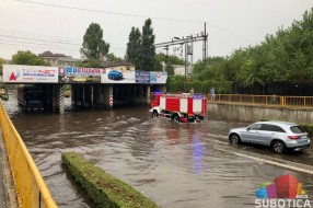 Vatrogasci spasili devet putnika iz kombija tokom jučerašnjeg nevremena