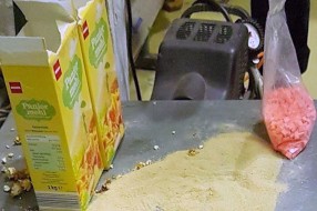 Droga u kutijama mlevenog keksa