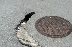Rupa na trotoaru preti da ugrozi bezbednost prolaznika