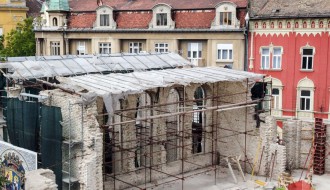 Zaključcima ruše i zidaju teatar