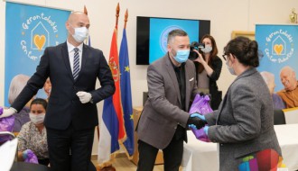Podeljeni paketi pomoći zaposlenima u Gerontološkom centru