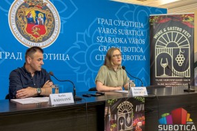 Vinski i gastro festival „Tajne neispričanih kapi“ na platou ispred Gradske kuće