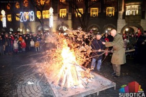 Badnji dan obeležen uz pesmu i loženje badnjaka