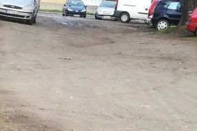 Teško prohodan put ispred psihijatrije u krugu bolnice
